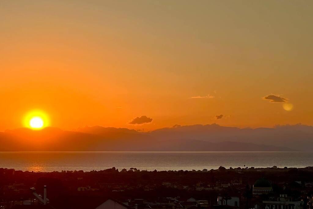 Seaview Penthouse On The Square Apartment Aigio